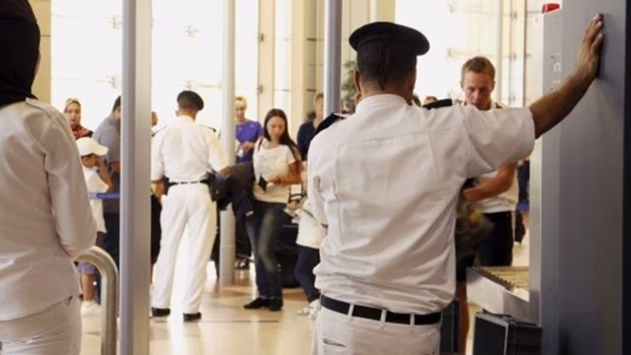 വിമാനത്താവളത്തില് സുരക്ഷാ ഉദ്യോഗസ്ഥന്റെ പുറത്ത് തട്ടി നന്ദി പറഞ്ഞ യാത്രക്കാരന് അറസ്റ്റില് വിമാനത്താവളത്തില് സുരക്ഷാ ഉദ്യോഗസ്ഥന്റെ പുറത്ത് തട്ടി നന്ദി പറഞ്ഞ യാത്രക്കാരന് അറസ്റ്റില്