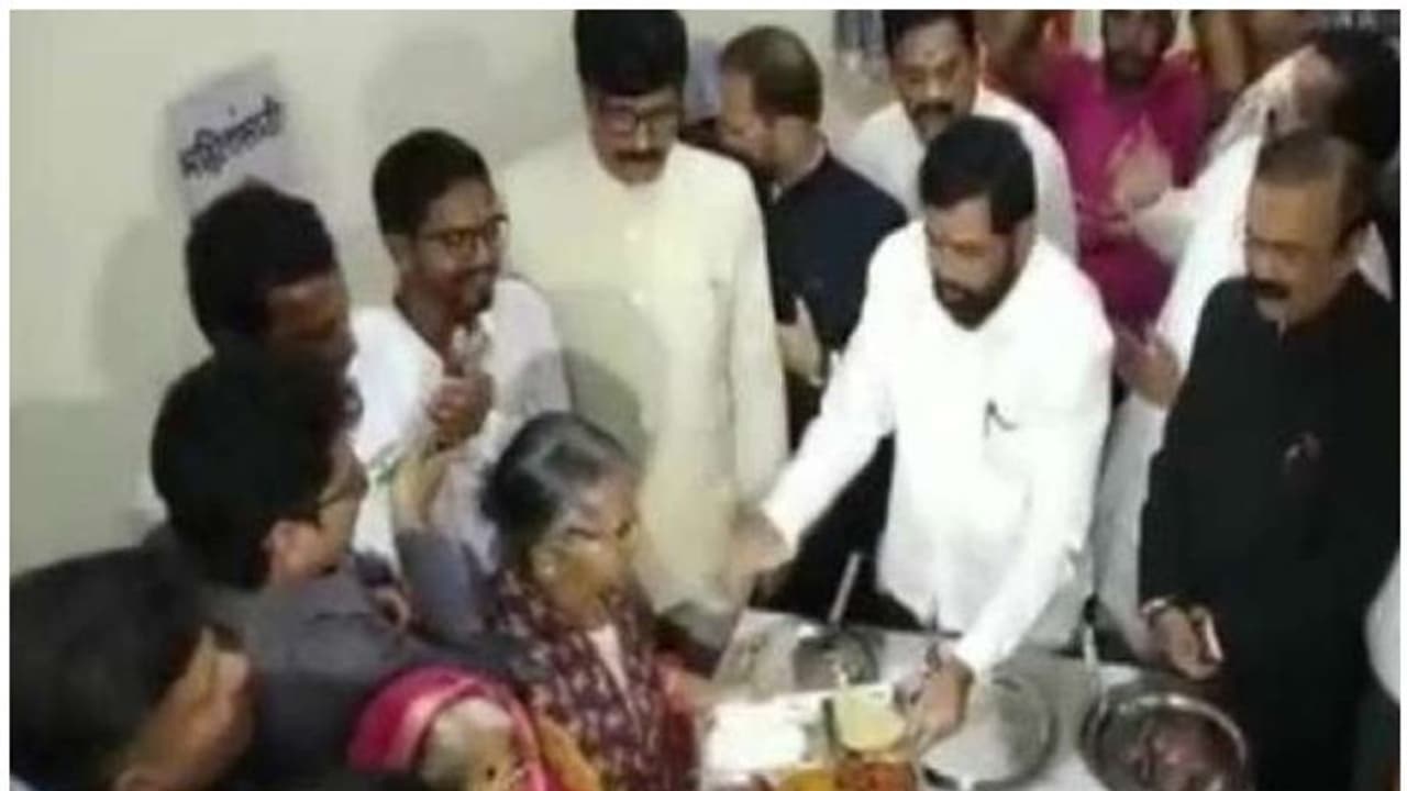 10 രൂപയ്ക്ക് വിഭവസമൃദ്ധമായ താലി മീല്സ്; മഹാരാഷ്ട്ര സര്ക്കാരിന്റെ ഉച്ചഭക്ഷണ പദ്ധതി വന് വിജയം 10 രൂപയ്ക്ക് വിഭവസമൃദ്ധമായ താലി മീല്സ്; മഹാരാഷ്ട്ര സര്ക്കാരിന്റെ ഉച്ചഭക്ഷണ പദ്ധതി വന് വിജയം