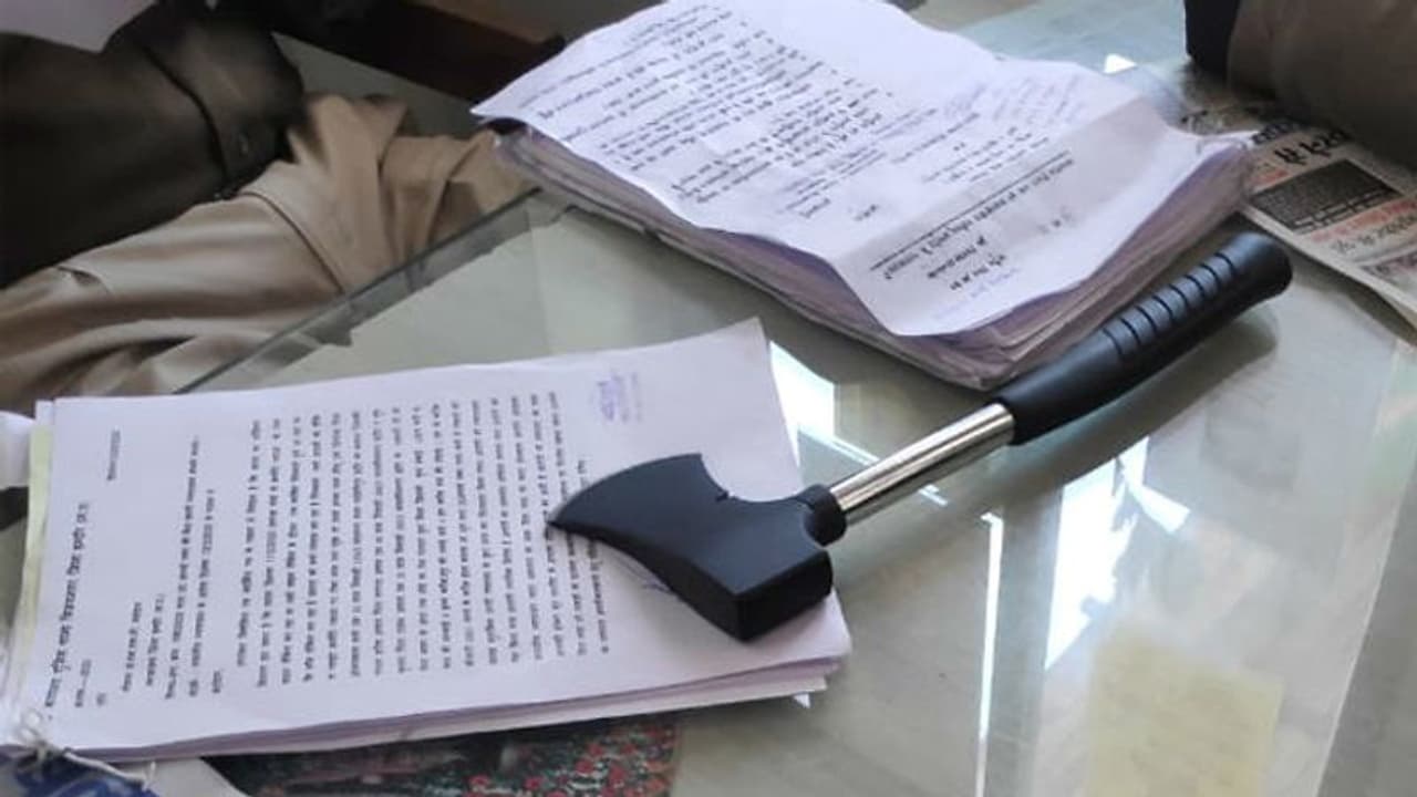 वैलेंटाइन डे पर गुलाब की जगह कुल्हाड़ी लेकर निकला सिरफिरा इंजीनियर, इरादा शादी का था वैलेंटाइन डे पर गुलाब की जगह कुल्हाड़ी लेकर निकला सिरफिरा इंजीनियर, इरादा शादी का था