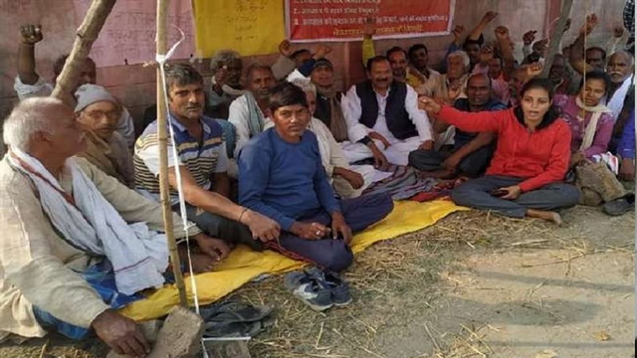 CMO के बेतुका सवाल पर धरने पर बैठे निर्भया के घरवाले, दादा ने कहा, सस्पेंड करो वर्ना दे दूंगा जान CMO के बेतुका सवाल पर धरने पर बैठे निर्भया के घरवाले, दादा ने कहा, सस्पेंड करो वर्ना दे दूंगा जान