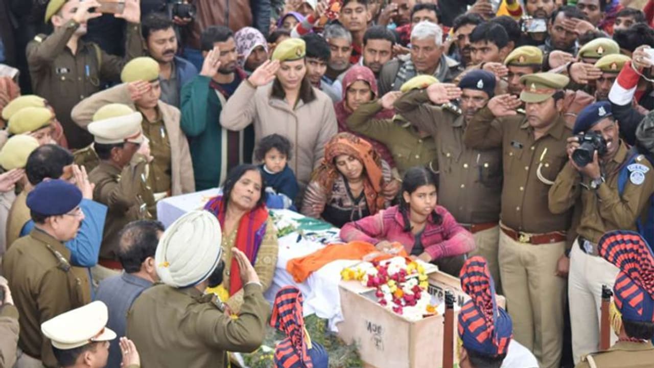 పుల్వామా దాడి: టెర్రరిస్టులకు సహకరించిన తండ్రీకూతుళ్ల అరెస్టు పుల్వామా దాడి: టెర్రరిస్టులకు సహకరించిన తండ్రీకూతుళ్ల అరెస్టు