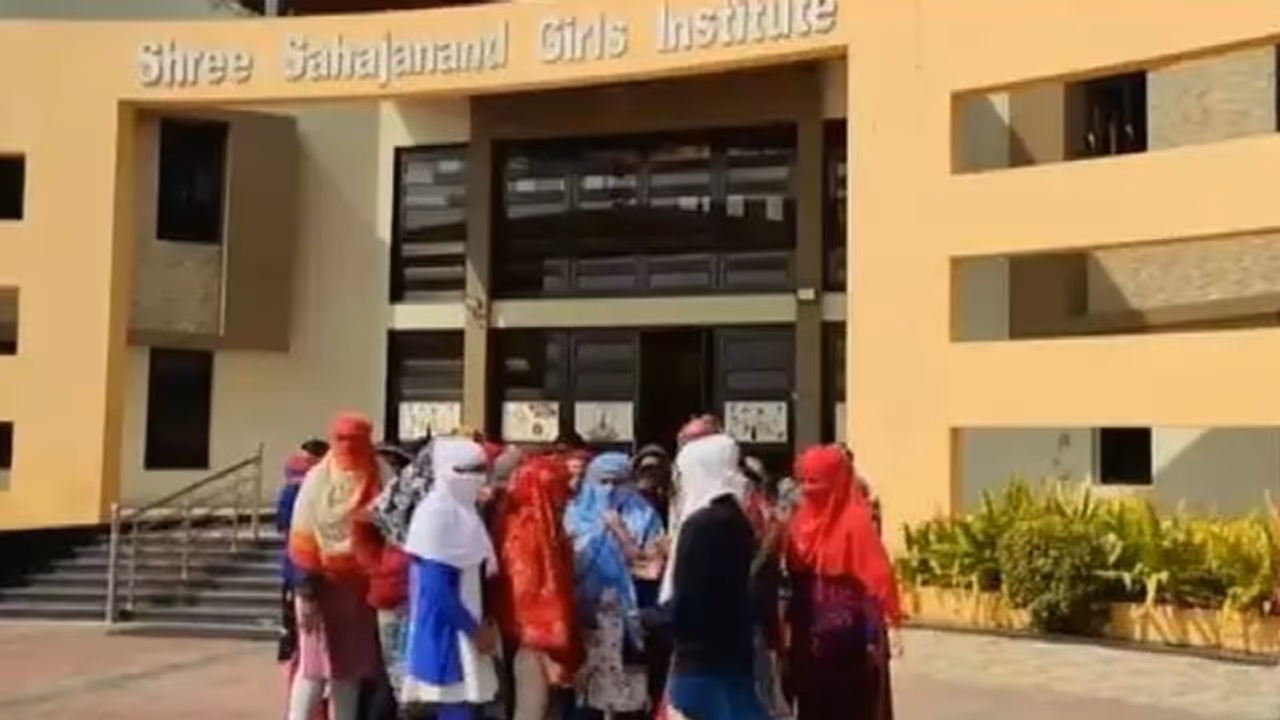 ആര്‍ത്തവ സമയത്ത് ക്ഷേത്രത്തിലും അടുക്കളയിലും കയറി; 68 പെണ്‍കുട്ടികള്‍ക്ക് അടിവസ്ത്രമഴിച്ച് പരിശോധന