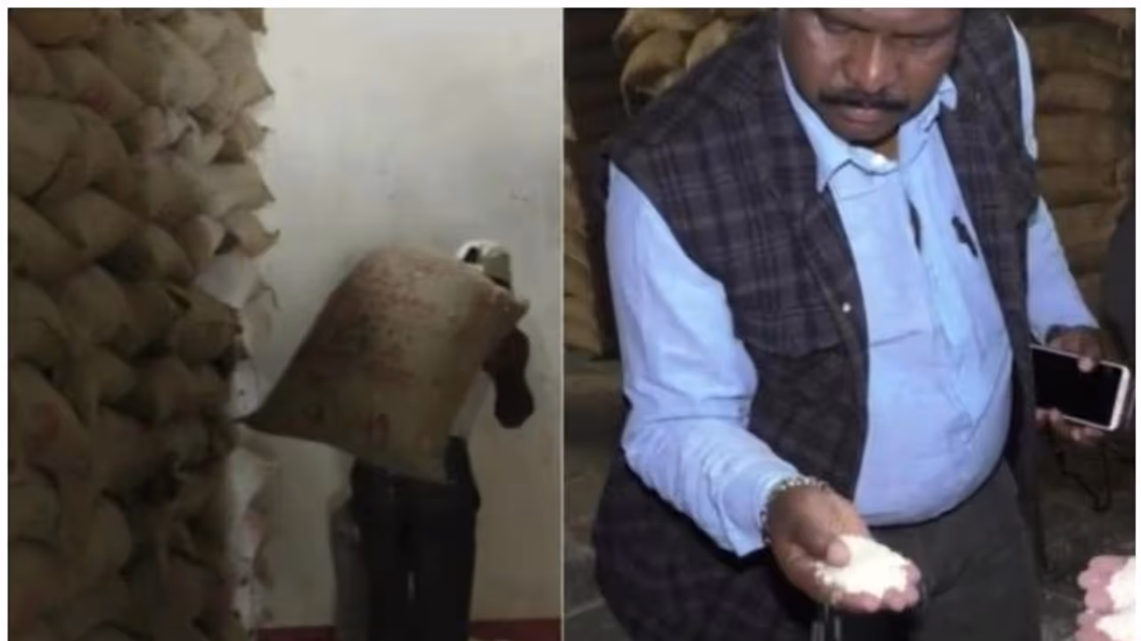 റേഷന് കടകളിലൂടെ വിതരണം ചെയ്യേണ്ട 16,000 ചാക്ക് അരി സര്ക്കാര് ഗോഡൗണില് പുഴുവരിച്ച നിലയില് റേഷന് കടകളിലൂടെ വിതരണം ചെയ്യേണ്ട 16,000 ചാക്ക് അരി സര്ക്കാര് ഗോഡൗണില് പുഴുവരിച്ച നിലയില്