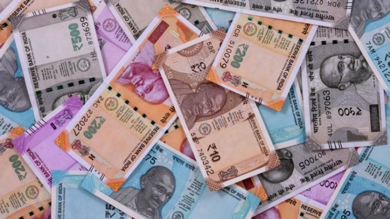 മൊബൈല് ഫോണുകള്ക്ക് വില കൂടും; നിര്ണായക തീരുമാനങ്ങളെടുത്ത് ജിഎസ്ടി കൗണ്സില് മൊബൈല് ഫോണുകള്ക്ക് വില കൂടും; നിര്ണായക തീരുമാനങ്ങളെടുത്ത് ജിഎസ്ടി കൗണ്സില്