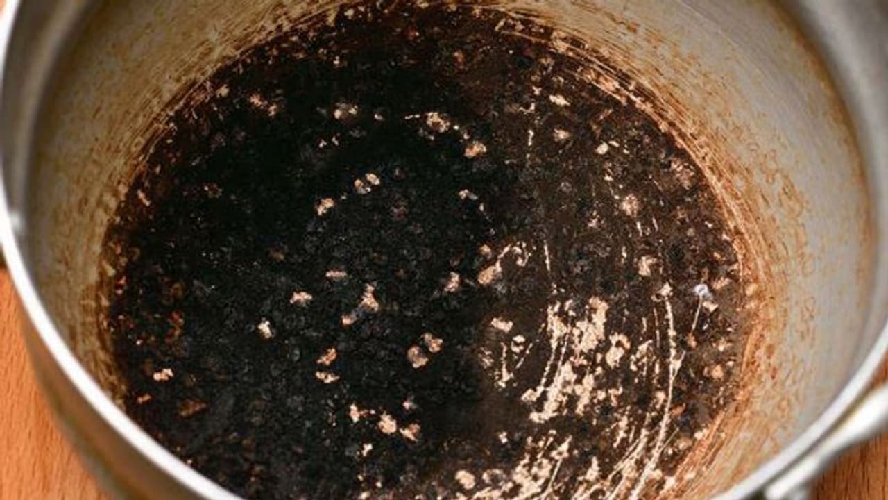 കരി പിടിച്ച പാത്രം വെളുപ്പിക്കാൻ ഇതാ നാല് ഈസി ടിപ്സ് കരി പിടിച്ച പാത്രം വെളുപ്പിക്കാൻ ഇതാ നാല് ഈസി ടിപ്സ്