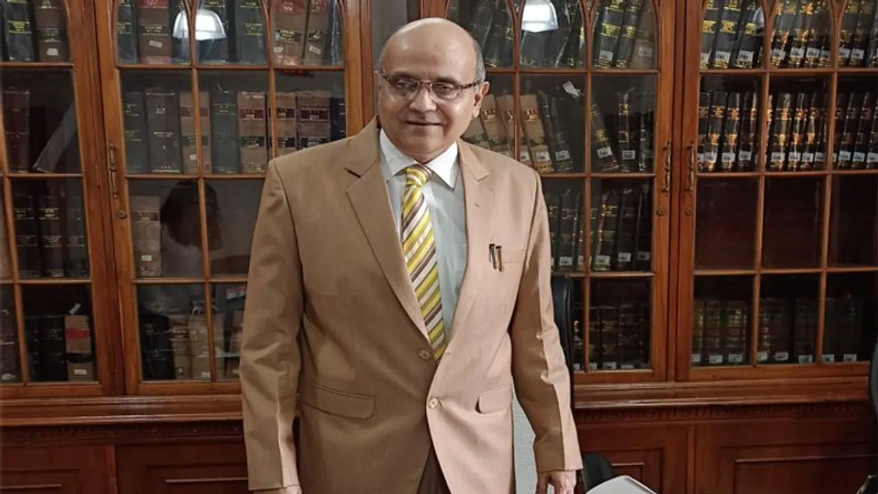 बंबई हाई कोर्ट के सीनियर जज ने दिया इस्तीफा, वकीलों को लगा मजाक कर रहे हैं बंबई हाई कोर्ट के सीनियर जज ने दिया इस्तीफा, वकीलों को लगा मजाक कर रहे हैं