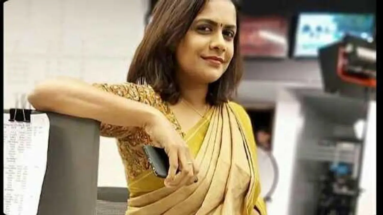 தன்னை பற்றிய செய்தியை "பிரேக்கிங் செய்தியாக" தானே வாசித்த செய்தி வாசிப்பாளர்! மலையாள தொலைக்காட்சியில் ருசிகரம் தன்னை பற்றிய செய்தியை "பிரேக்கிங் செய்தியாக" தானே வாசித்த செய்தி வாசிப்பாளர்! மலையாள தொலைக்காட்சியில் ருசிகரம்