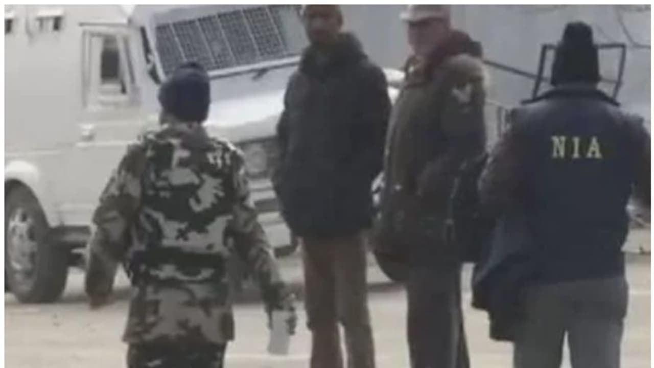 പുൽവാമ ആക്രമണത്തിന്റെ ആസൂത്രകന് മുഹമ്മദ് ഉമൈർ ഇന്നും പിടികിട്ടാപ്പുള്ളിയായി വിലസുന്നു, തൊടാനാകാതെ എൻഐഎ പുൽവാമ ആക്രമണത്തിന്റെ ആസൂത്രകന് മുഹമ്മദ് ഉമൈർ ഇന്നും പിടികിട്ടാപ്പുള്ളിയായി വിലസുന്നു, തൊടാനാകാതെ എൻഐഎ