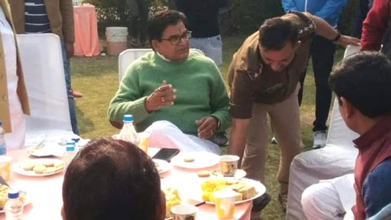 सपा नेता का पैर छूने वाले CO के खिलाफ हुई कार्रवाई, बताया था क्यों सरेआम छूआ पैर सपा नेता का पैर छूने वाले CO के खिलाफ हुई कार्रवाई, बताया था क्यों सरेआम छूआ पैर