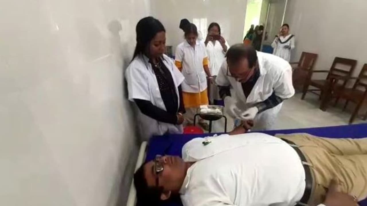 প্রেমের প্রকাশ ব্লাড ব্যাংকের বেডে, রক্ত দিয়ে প্রেম দিবস উদযাপন আকাশের প্রেমের প্রকাশ ব্লাড ব্যাংকের বেডে, রক্ত দিয়ে প্রেম দিবস উদযাপন আকাশের