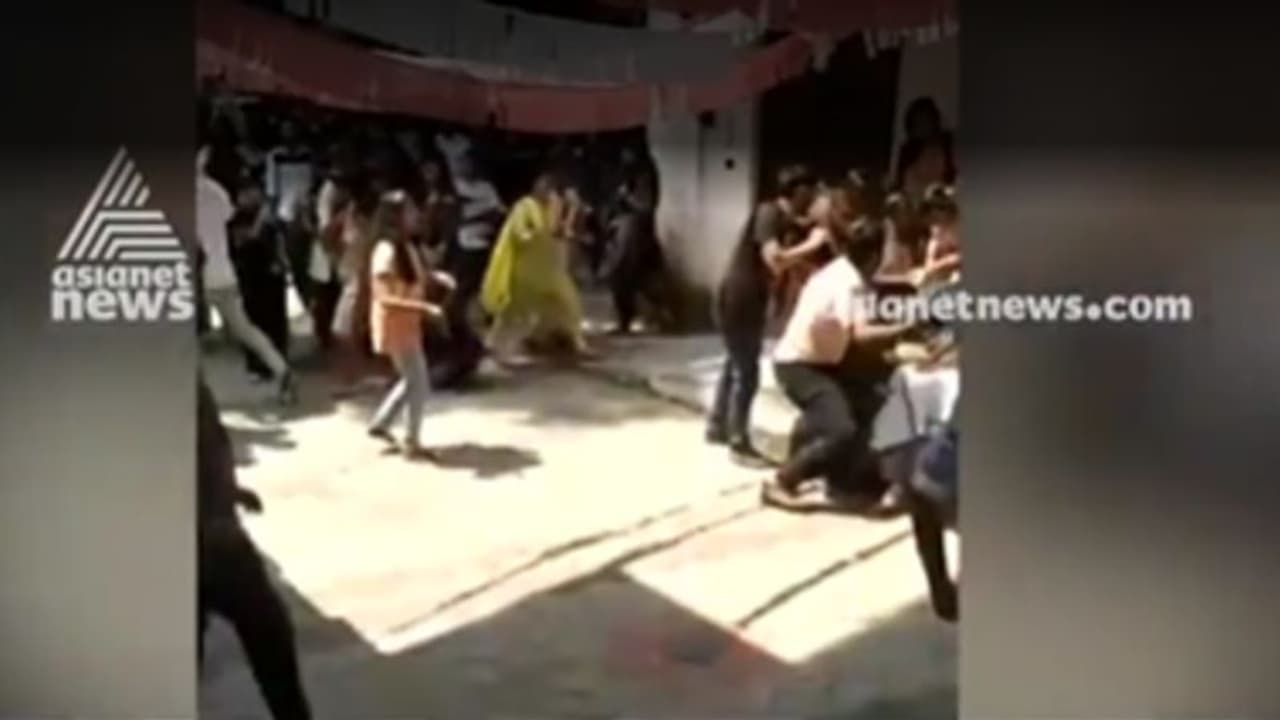 എസ്എഫ്ഐക്ക് പ്രേമലേഖന മത്സരം; കെഎസ്യുവിന് പൊറോട്ടതീറ്റ; പ്രണയദിനത്തിലെ കൂട്ടത്തല്ലിന്റെ കാരണം എസ്എഫ്ഐക്ക് പ്രേമലേഖന മത്സരം; കെഎസ്യുവിന് പൊറോട്ടതീറ്റ; പ്രണയദിനത്തിലെ കൂട്ടത്തല്ലിന്റെ കാരണം