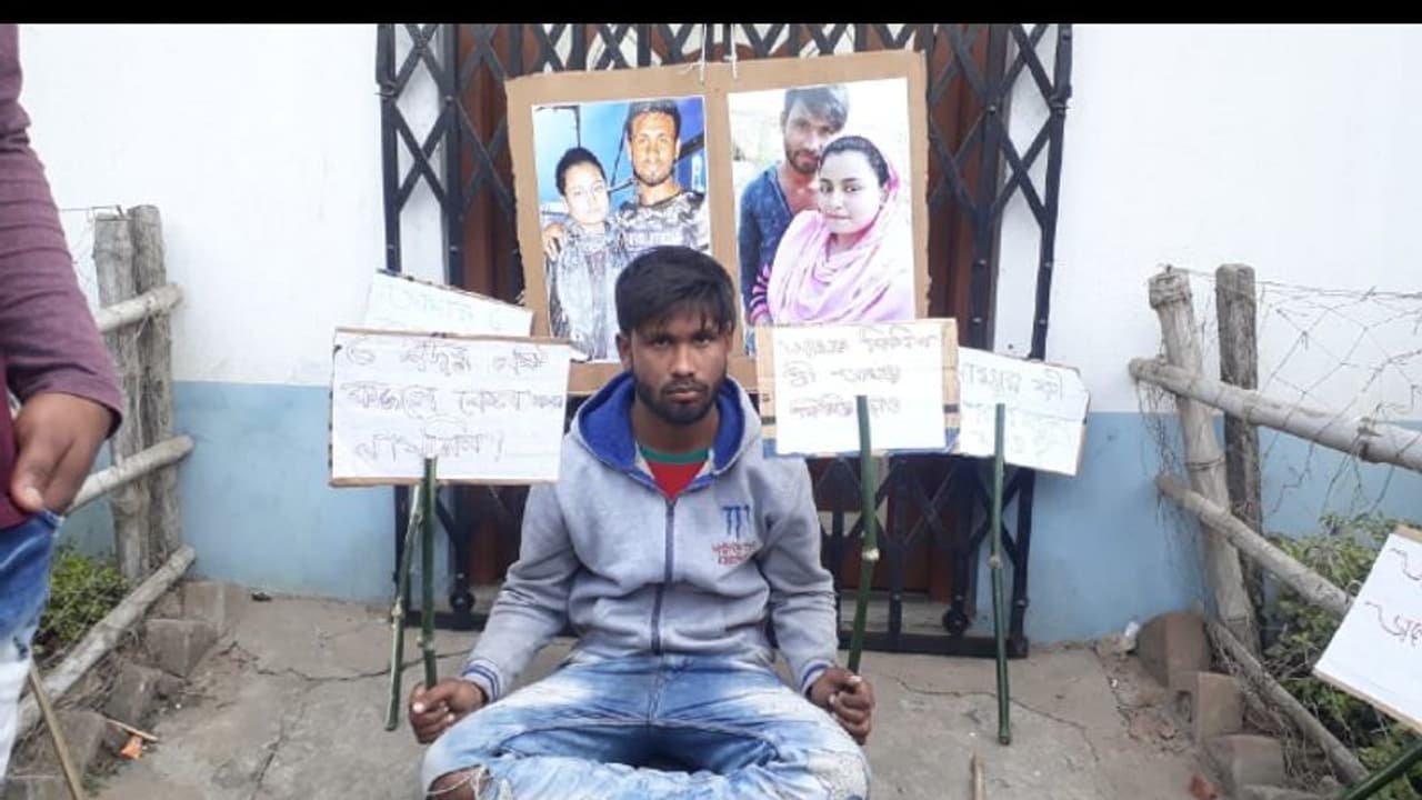 'আমার বিবাহিত স্ত্রীকে ফিরিয়ে দাও', প্রেমদিবসে প্ল্যাকার্ড হাতে ধরনা যুবকের 'আমার বিবাহিত স্ত্রীকে ফিরিয়ে দাও', প্রেমদিবসে প্ল্যাকার্ড হাতে ধরনা যুবকের