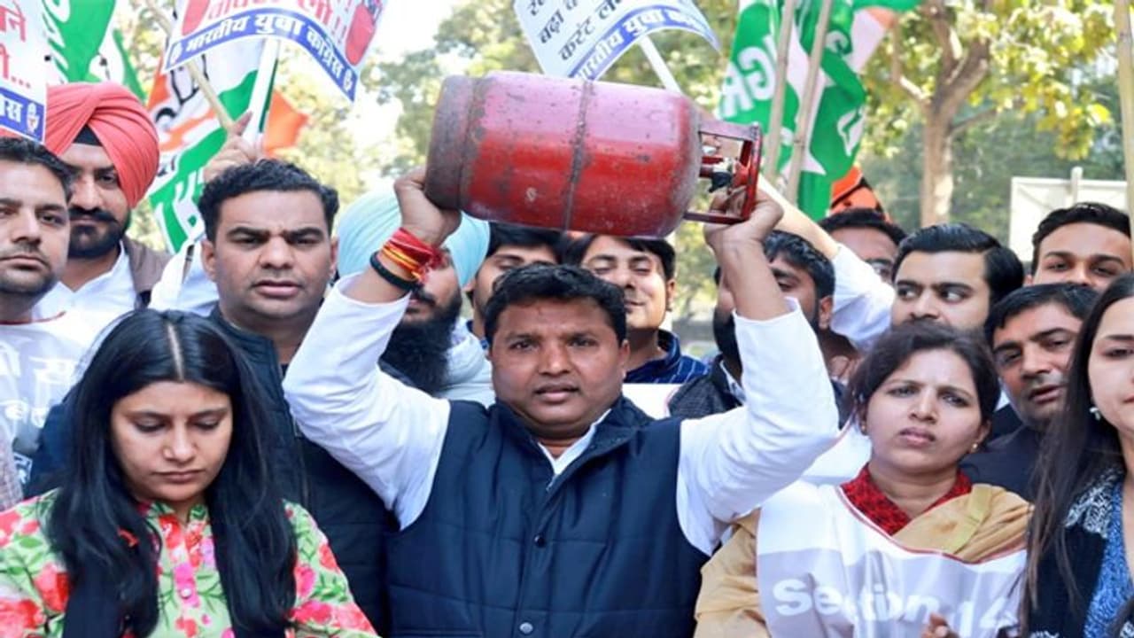 एलपीजी के बढ़े दामों पर युवा कांग्रेस का प्रदर्शन, कहा सरकार ने जनता की उम्मीदों पर गोली मारी एलपीजी के बढ़े दामों पर युवा कांग्रेस का प्रदर्शन, कहा सरकार ने जनता की उम्मीदों पर गोली मारी