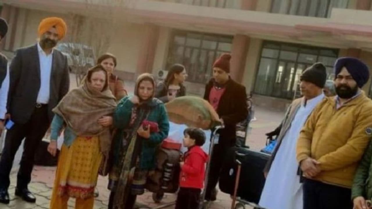 शरणार्थियों ने खोली पाकिस्तान की पोल, अटारी वाघा बॉर्डर से भारत आए 100 पाकिस्तानी हिंदू शरणार्थियों ने खोली पाकिस्तान की पोल, अटारी वाघा बॉर्डर से भारत आए 100 पाकिस्तानी हिंदू