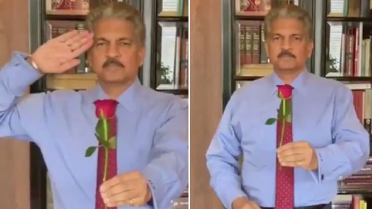 वैलेनटाइन डे पर आनंद महिंद्रा ने जीता सभी का दिल, गुलाब के साथ पुलवामा हमले के शहीदों को किया सलाम वैलेनटाइन डे पर आनंद महिंद्रा ने जीता सभी का दिल, गुलाब के साथ पुलवामा हमले के शहीदों को किया सलाम