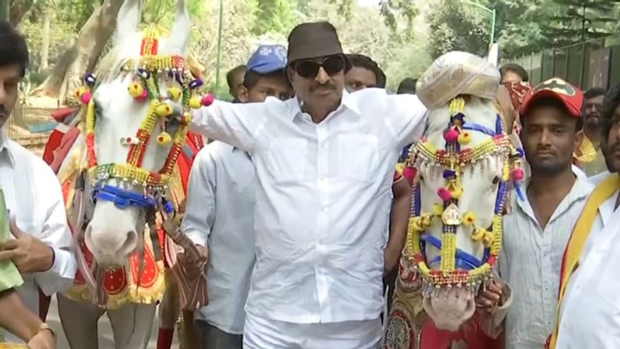 കാളവണ്ടിയിലും കഴുതപുറത്തുമെത്തും, ഇത് കര്ണാടകയിലെ വ്യത്യസ്തനാം സമരനായകന്, നാളത്തെ ബന്ദിന്റെ അമരക്കാരന് കാളവണ്ടിയിലും കഴുതപുറത്തുമെത്തും, ഇത് കര്ണാടകയിലെ വ്യത്യസ്തനാം സമരനായകന്, നാളത്തെ ബന്ദിന്റെ അമരക്കാരന്