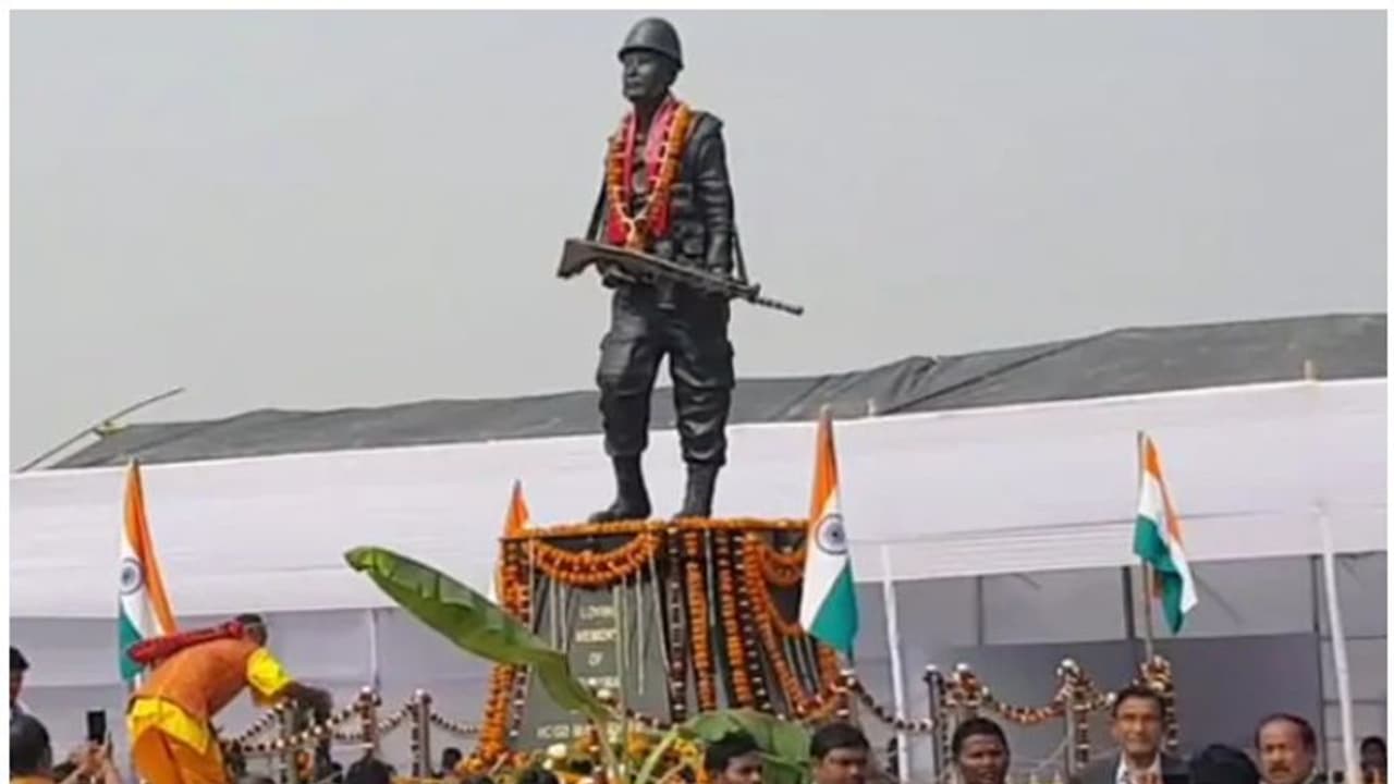 പുൽവാമ ആക്രമണത്തിൽ വീരമൃത്യു വരിച്ച ജവാന്റെ പൂർണ്ണകായ പ്രതിമ നിർമ്മിച്ച് കുടുംബാംഗങ്ങളും ഗ്രാമവാസികളും പുൽവാമ ആക്രമണത്തിൽ വീരമൃത്യു വരിച്ച ജവാന്റെ പൂർണ്ണകായ പ്രതിമ നിർമ്മിച്ച് കുടുംബാംഗങ്ങളും ഗ്രാമവാസികളും