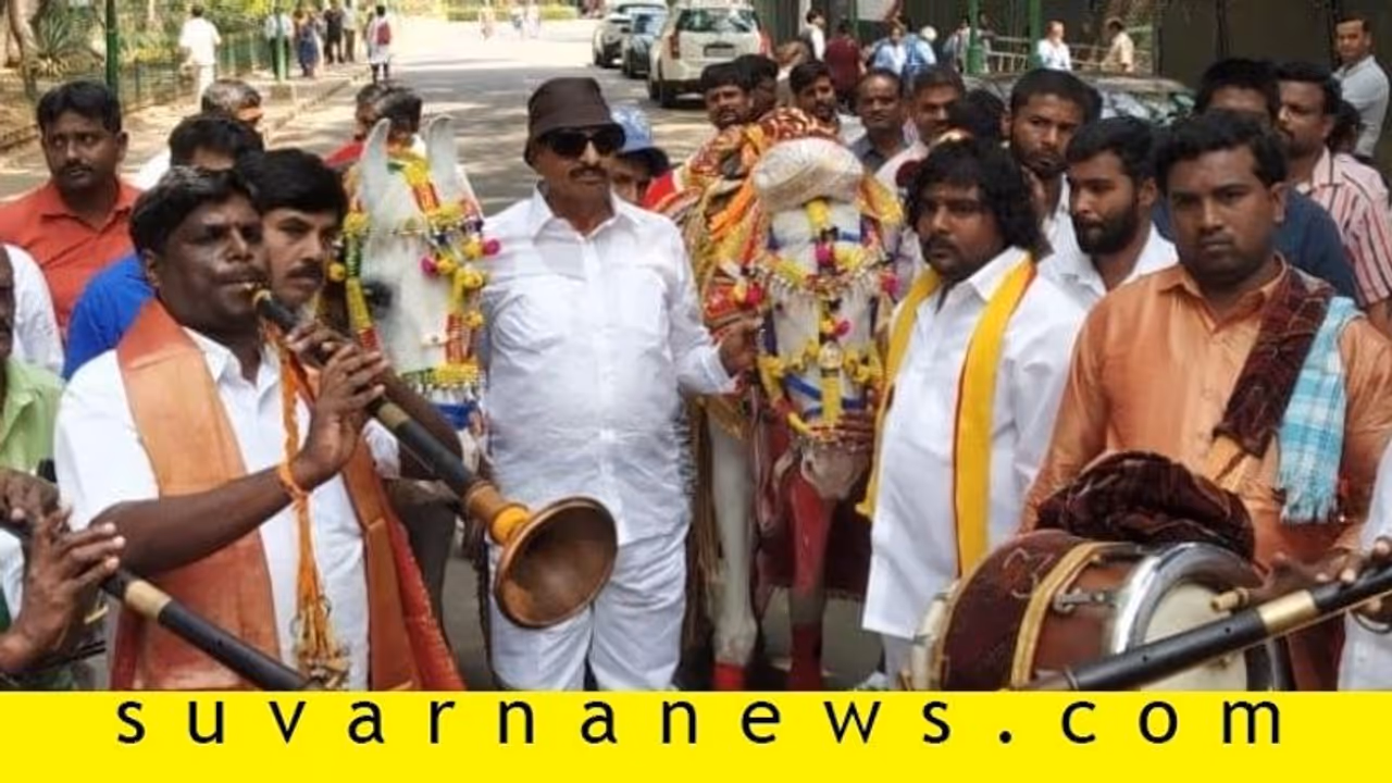 ಪ್ರೇಮಿಗಳ ದಿನ: ಕುದುರೆಗಳಿಗೆ ಮದುವೆ ಮಾಡಿಸಿದ ವಾಟಾಳ್ ಪ್ರೇಮಿಗಳ ದಿನ: ಕುದುರೆಗಳಿಗೆ ಮದುವೆ ಮಾಡಿಸಿದ ವಾಟಾಳ್
