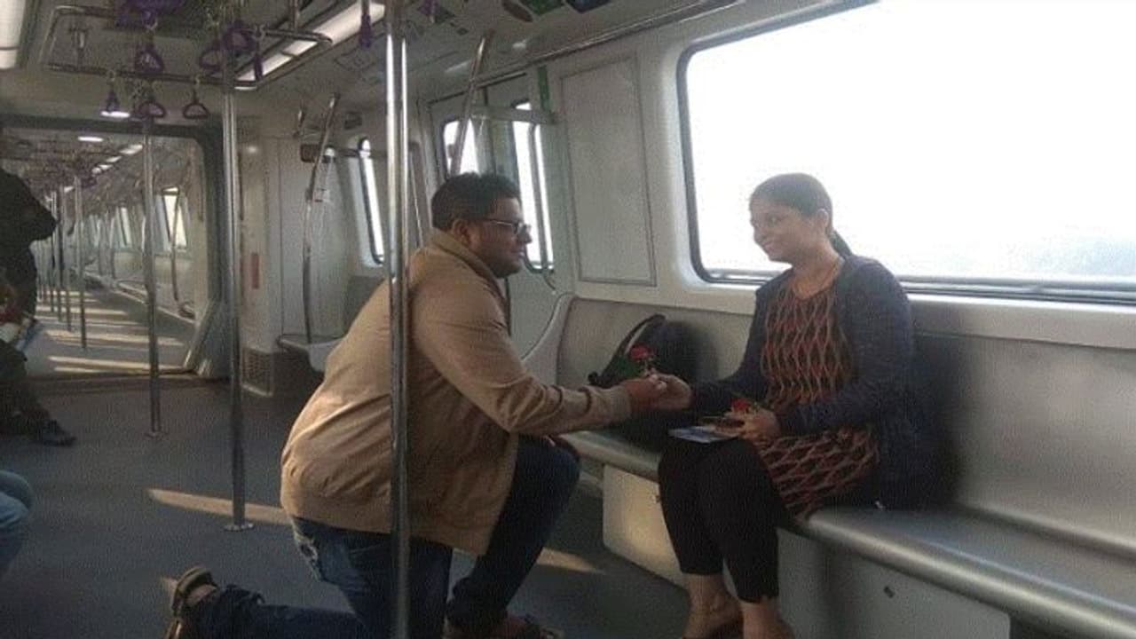 ভালবাসার দিনে ছুটছে প্রথম মেট্রো, তাতেই হাঁটু মুড়ে বসে বিয়ের প্রস্তাব বান্ধবীকে ভালবাসার দিনে ছুটছে প্রথম মেট্রো, তাতেই হাঁটু মুড়ে বসে বিয়ের প্রস্তাব বান্ধবীকে