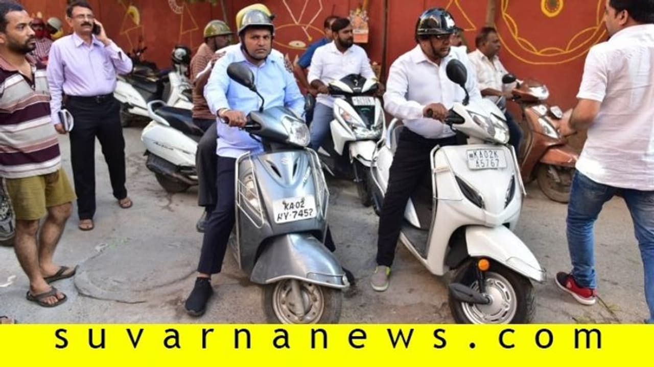 ಬೈಕ್ನಲ್ಲಿಯೇ ನಗರ ಸುತ್ತಿ ಪರಿಶೀಲನೆ ನಡೆಸಿದ ಮೇಯರ್..! ಬೈಕ್ನಲ್ಲಿಯೇ ನಗರ ಸುತ್ತಿ ಪರಿಶೀಲನೆ ನಡೆಸಿದ ಮೇಯರ್..!