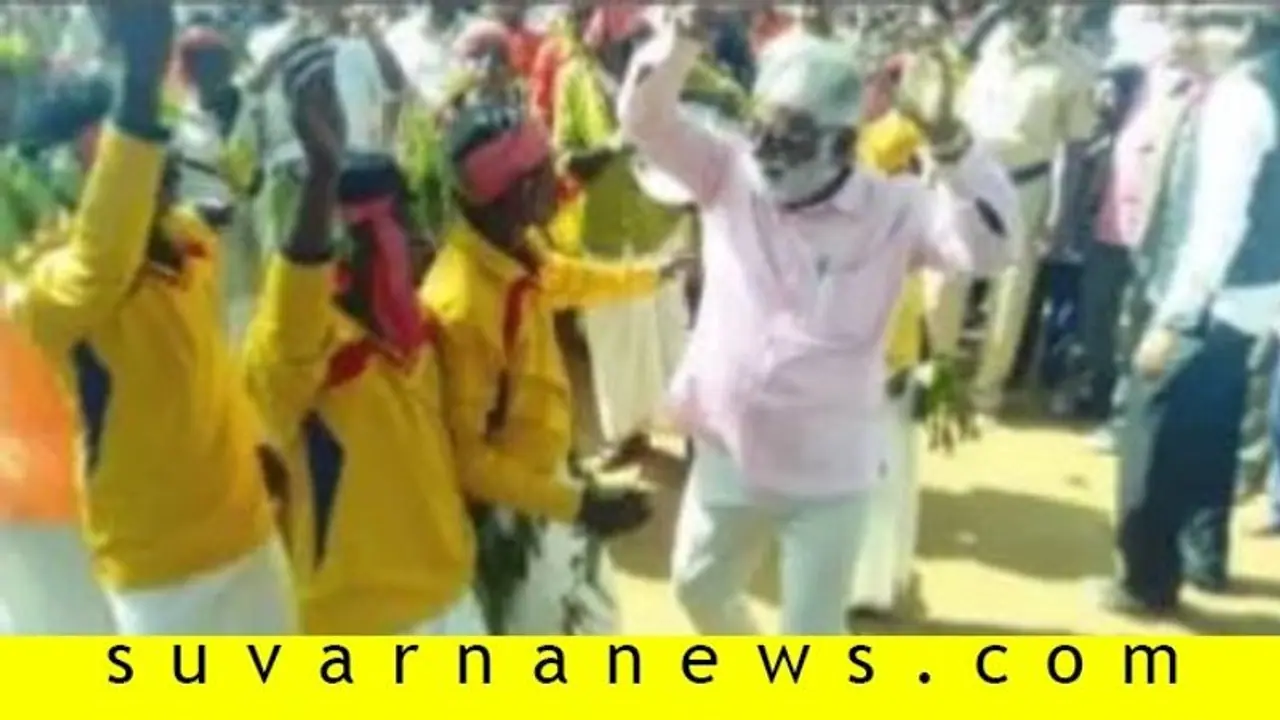 ಕಲಾವಿದರೊಂದಿಗೆ ಹೆಜ್ಜೆ ಹಾಕಿದ ಶಾಸಕ ಮಹೇಶ್ ಕಲಾವಿದರೊಂದಿಗೆ ಹೆಜ್ಜೆ ಹಾಕಿದ ಶಾಸಕ ಮಹೇಶ್