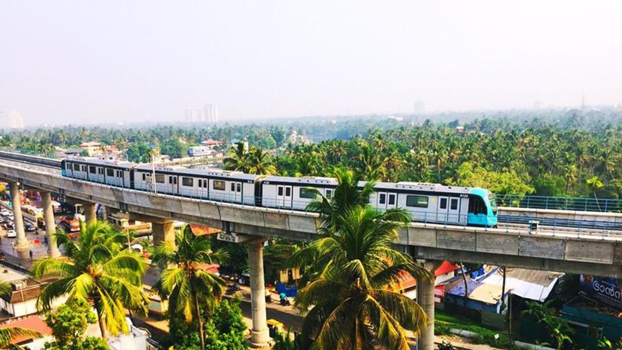 കൊച്ചി മെട്രോയുടെ പത്തടിപ്പാലത്തെ അറ്റുകറ്റപ്പണികൾ വൈകാതെ പൂര്ത്തിയാക്കുമെന്ന് കെ.എം.ആര്.എൽ കൊച്ചി മെട്രോയുടെ പത്തടിപ്പാലത്തെ അറ്റുകറ്റപ്പണികൾ വൈകാതെ പൂര്ത്തിയാക്കുമെന്ന് കെ.എം.ആര്.എൽ
