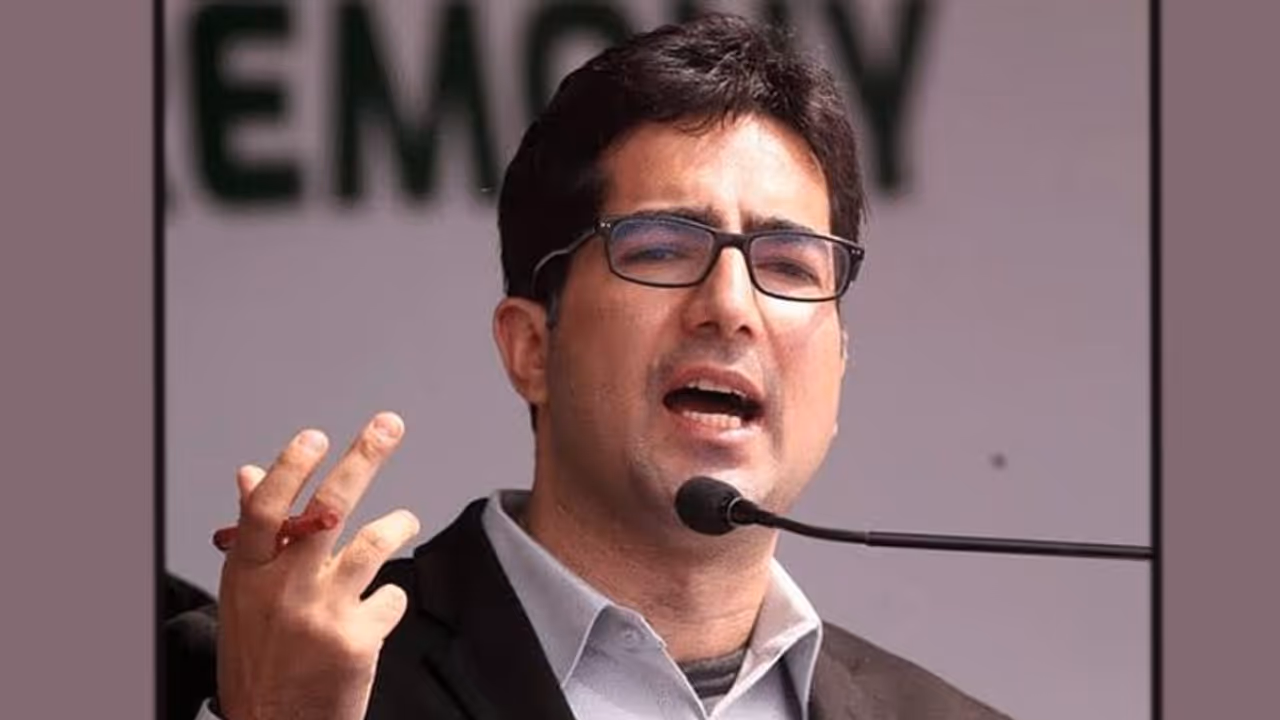 মুফতি, ওমরের পর কাশ্মীরে এবার জন নিরাপত্তা আইনে বন্দি আইএস টপার শাহ ফয়জল মুফতি, ওমরের পর কাশ্মীরে এবার জন নিরাপত্তা আইনে বন্দি আইএস টপার শাহ ফয়জল