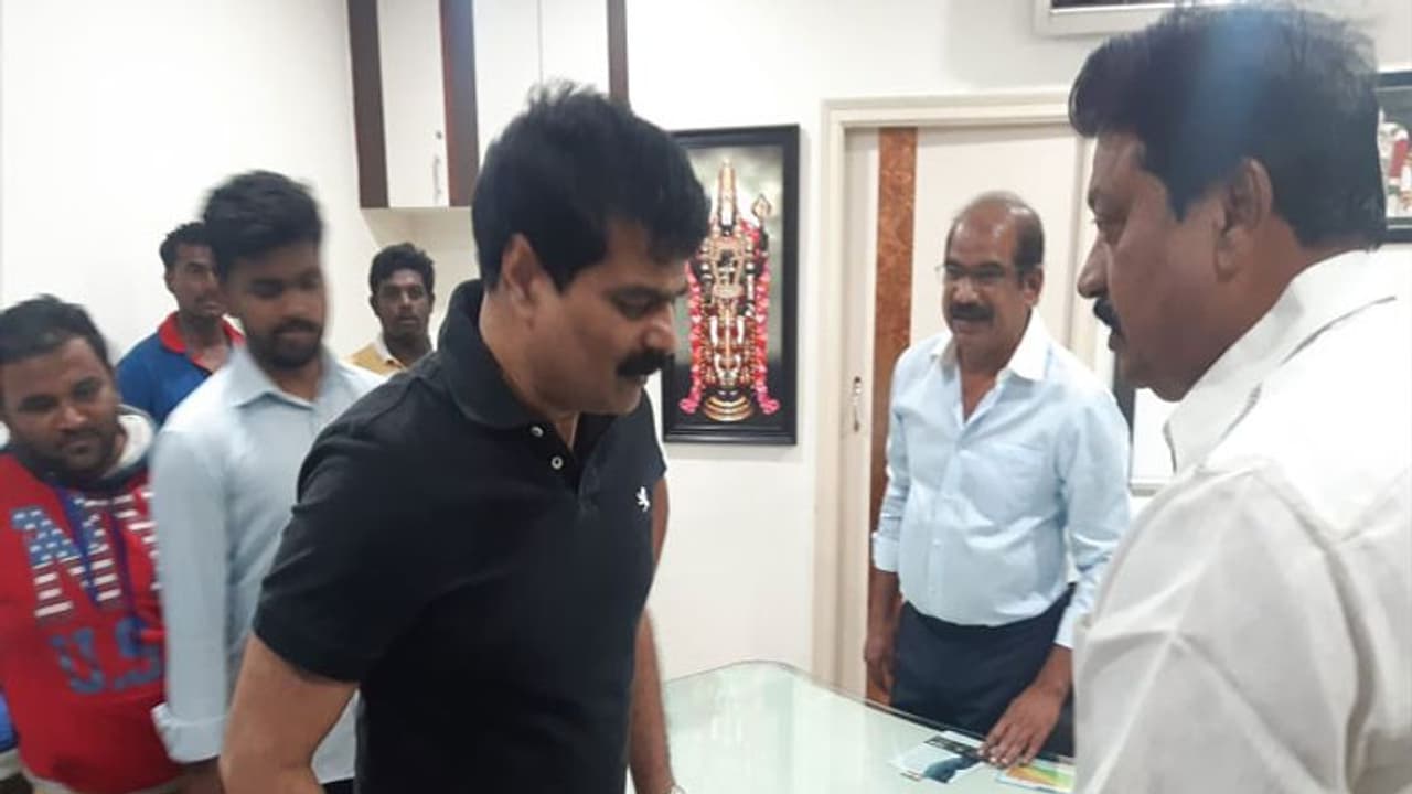 లోటస్పాండ్లో అనిల్ పుట్టిన రోజు వేడుకలు: షర్మిల సమక్షంలో కేక్ కట్ లోటస్పాండ్లో అనిల్ పుట్టిన రోజు వేడుకలు: షర్మిల సమక్షంలో కేక్ కట్