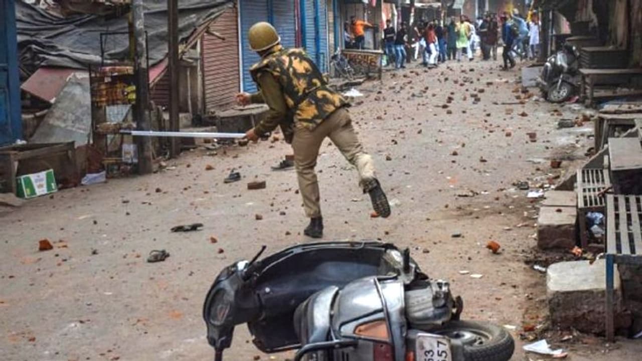 CAA हिंसा में हुआ सार्वजनिक संपत्ति का नुकसान, भरपाई के लिए भेजी गई नोटिस पर हाईकोर्ट ने लगाई रोक CAA हिंसा में हुआ सार्वजनिक संपत्ति का नुकसान, भरपाई के लिए भेजी गई नोटिस पर हाईकोर्ट ने लगाई रोक