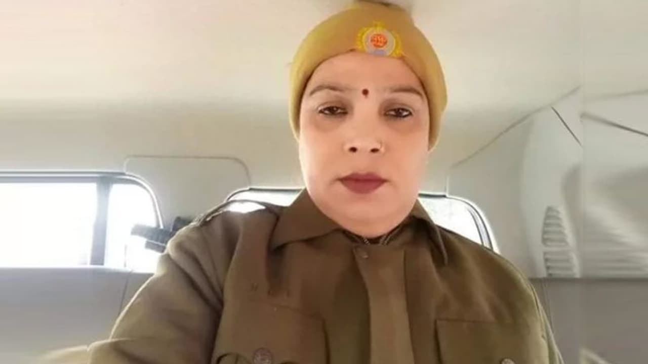 दिल्ली पुलिस में हेड कांस्टेबल मां को 10वीं की छात्रा ने उतारा मौत के घाट, पिता ने बताई सच्चाई दिल्ली पुलिस में हेड कांस्टेबल मां को 10वीं की छात्रा ने उतारा मौत के घाट, पिता ने बताई सच्चाई