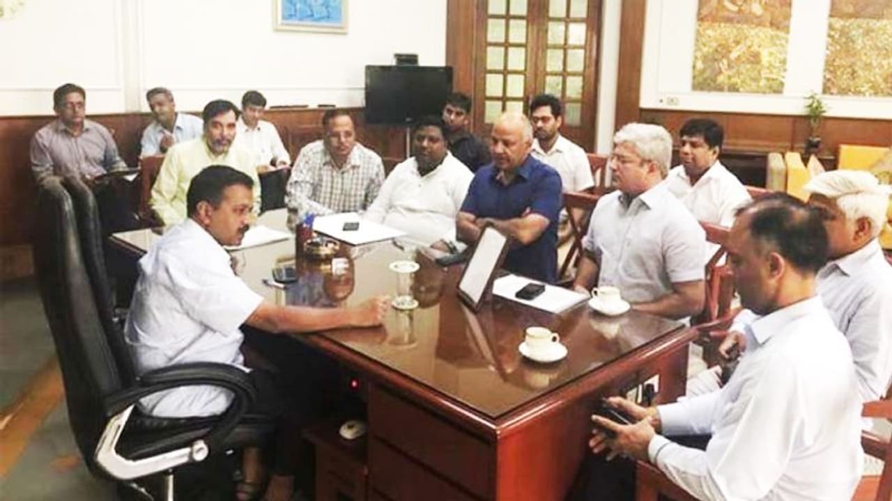 शपथग्रहण से पहले संभावित कैबिनेट मंत्रियों को रात्रिभोज देंगे केजरीवाल, दिल्ली के विकास पर होगी चर्चा शपथग्रहण से पहले संभावित कैबिनेट मंत्रियों को रात्रिभोज देंगे केजरीवाल, दिल्ली के विकास पर होगी चर्चा