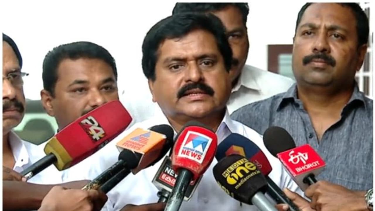 മുമ്പ് അന്വേഷിച്ച് തള്ളിയ പരാതി; സര്ക്കാര് നീക്കം രാഷ്ട്രീയ പ്രേരിതമെന്ന് വിഎസ് ശിവകുമാര് മുമ്പ് അന്വേഷിച്ച് തള്ളിയ പരാതി; സര്ക്കാര് നീക്കം രാഷ്ട്രീയ പ്രേരിതമെന്ന് വിഎസ് ശിവകുമാര്