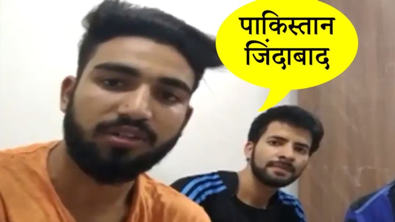 पुलवामा हमले की बरसी पर लगाए पाकिस्तान जिंदाबाद के नारे, लोगों ने घर में घुसकर बुरी तरह पीटा पुलवामा हमले की बरसी पर लगाए पाकिस्तान जिंदाबाद के नारे, लोगों ने घर में घुसकर बुरी तरह पीटा