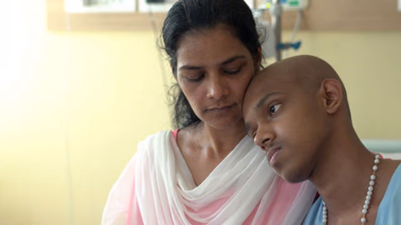 'ഞാന്‍ മുട്ടാത്ത വാതിലുകളില്ല'; ക്യാന്‍സര്‍ ബാധിതനായ മകന് വേണ്ടി അവസാനപ്രതീക്ഷയുമായി ഒരമ്മ