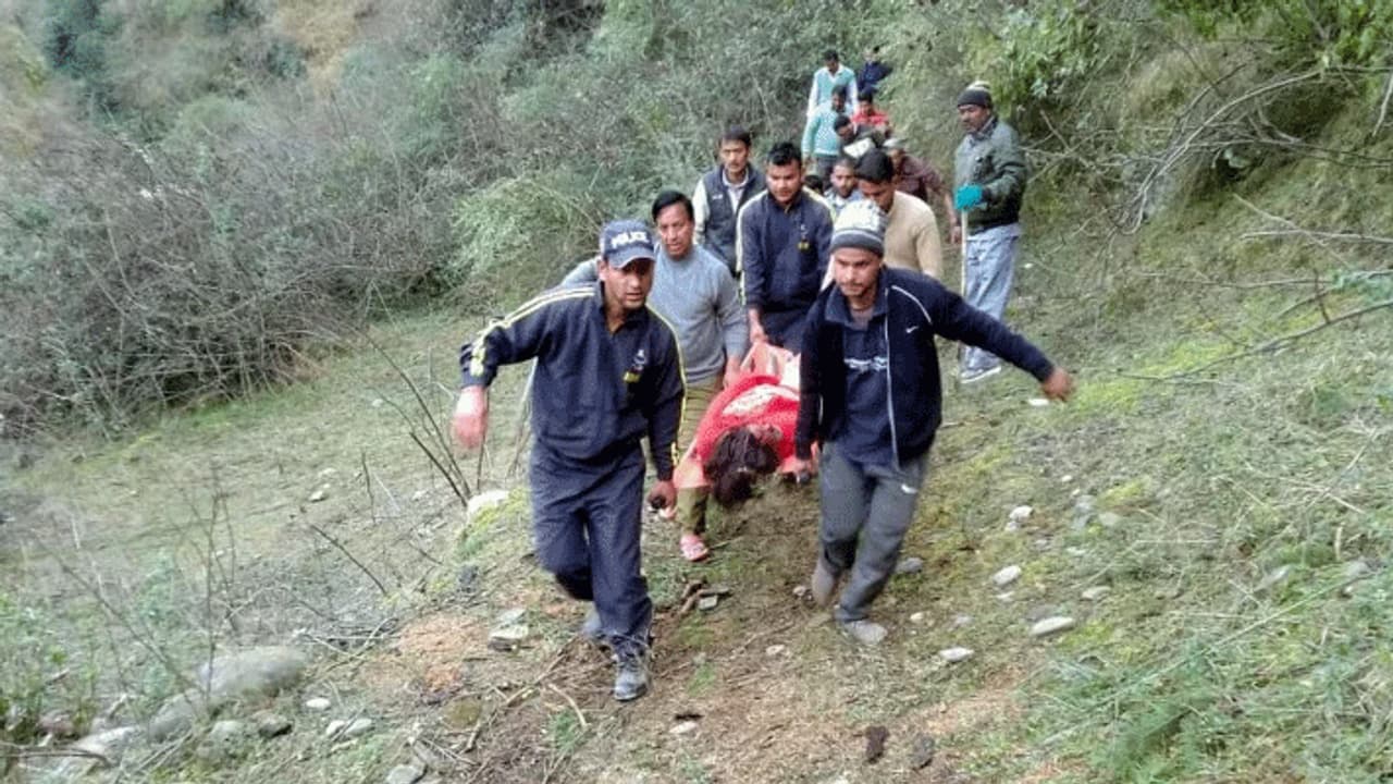 एक साथ एक परिवार के 4 लोगों की दर्दनाक मौत, पिता के साथ लहूलुहान पड़ी थी डेढ़ साल की मासूम बेटी एक साथ एक परिवार के 4 लोगों की दर्दनाक मौत, पिता के साथ लहूलुहान पड़ी थी डेढ़ साल की मासूम बेटी