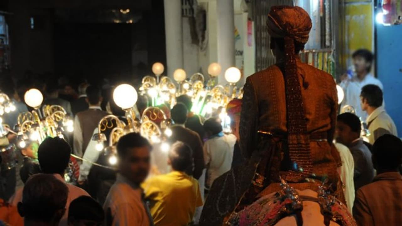 വിവാഹഘോഷയാത്രയിലെ ഡിജെ ശബ്ദം അസഹ്യമായി; കുഴഞ്ഞുവീണ വരന് ദാരുണാന്ത്യം വിവാഹഘോഷയാത്രയിലെ ഡിജെ ശബ്ദം അസഹ്യമായി; കുഴഞ്ഞുവീണ വരന് ദാരുണാന്ത്യം