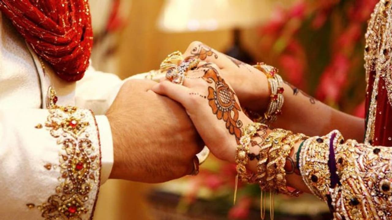 കൊവിഡ് മാനദണ്ഡങ്ങള് ലംഘിച്ച് വിവാഹം; വധുവിന്റെ അച്ഛന് അറസ്റ്റില് കൊവിഡ് മാനദണ്ഡങ്ങള് ലംഘിച്ച് വിവാഹം; വധുവിന്റെ അച്ഛന് അറസ്റ്റില്