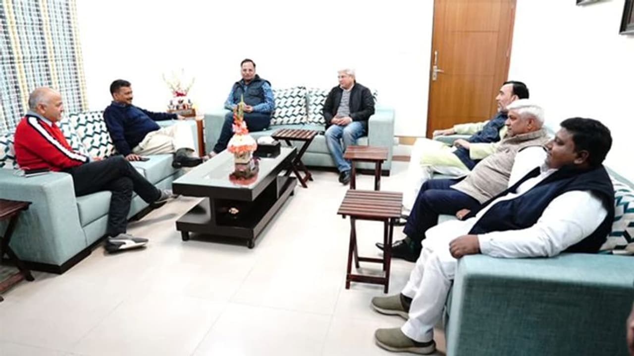 केजरीवाल ने अपने सहयोगियों को डिनर पर बुलाया, गारंटी कार्ड में शामिल वादों को पूरा करने को लेकर हुई चर्चा केजरीवाल ने अपने सहयोगियों को डिनर पर बुलाया, गारंटी कार्ड में शामिल वादों को पूरा करने को लेकर हुई चर्चा