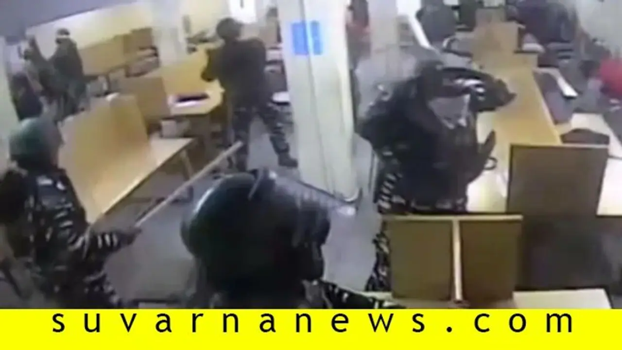 Video: ಜಾಮಿಯಾ ಲೈಬ್ರರಿಗೆ ನುಗ್ಗಿ ವಿದ್ಯಾರ್ಥಿಗಳಿಗೆ ಥಳಿಸಿದ್ದ ಪೊಲೀಸರು! Video: ಜಾಮಿಯಾ ಲೈಬ್ರರಿಗೆ ನುಗ್ಗಿ ವಿದ್ಯಾರ್ಥಿಗಳಿಗೆ ಥಳಿಸಿದ್ದ ಪೊಲೀಸರು!