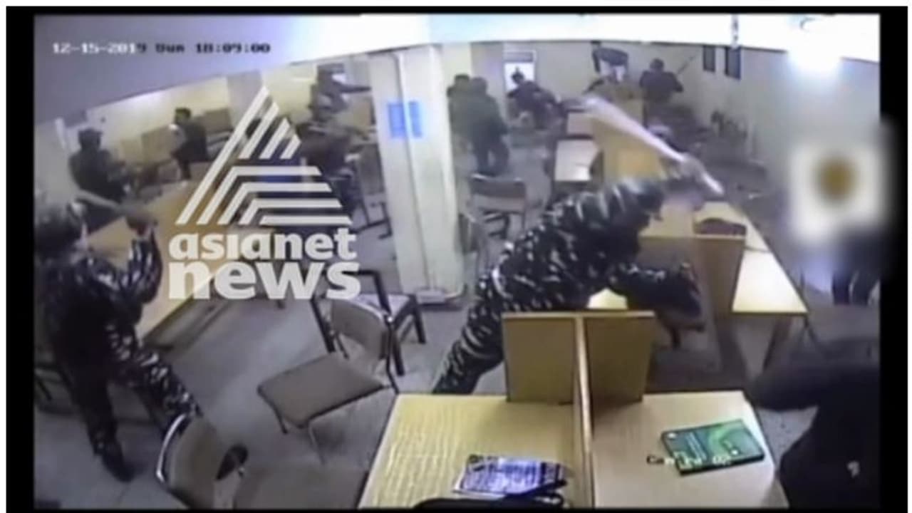 ജാമിയ മിലിയയിലെ പൊലീസ് അതിക്രമത്തിന്റെ വീഡിയോ പുറത്ത്; ദില്ലി പൊലീസ് പ്രതിരോധത്തിൽ ജാമിയ മിലിയയിലെ പൊലീസ് അതിക്രമത്തിന്റെ വീഡിയോ പുറത്ത്; ദില്ലി പൊലീസ് പ്രതിരോധത്തിൽ