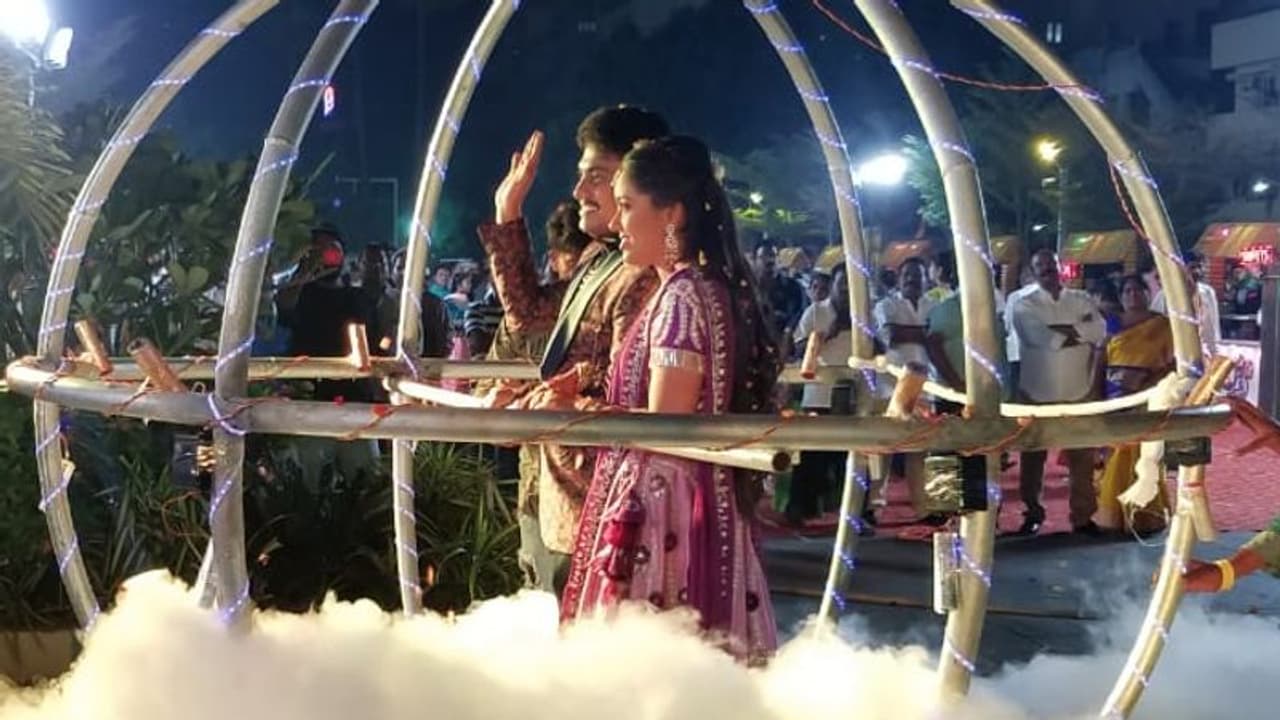 పుష్పక విమానంలో దిగిన వధూవరులు: విజయవాడలో వెరైటీ పెళ్లి వేడుక