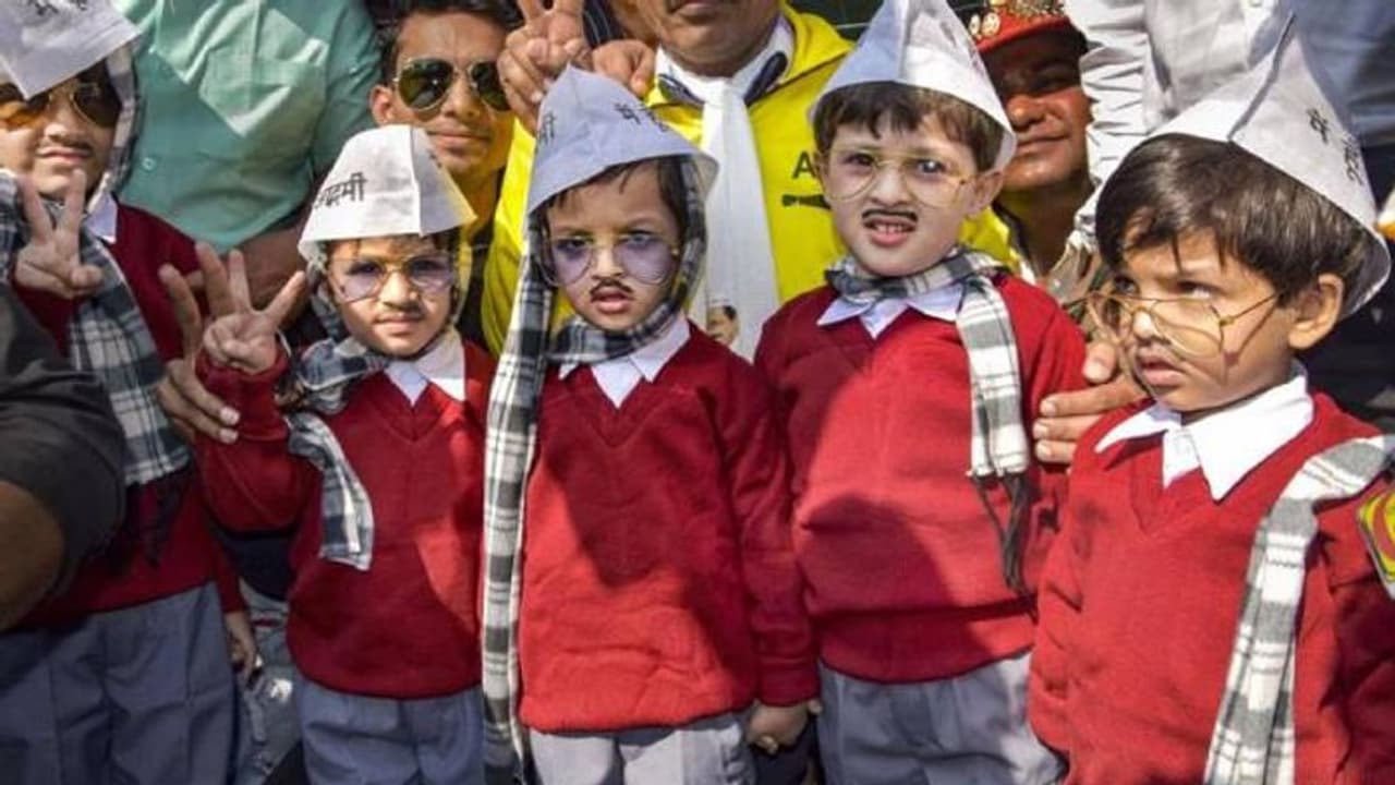 ഒന്നല്ല, ഒരുപാട് കെജ്രിവാളുണ്ടായിരുന്നു സത്യപ്രതിജ്ഞയ്ക്ക്, 'മഫ്ളര്മെന്' ചിത്രം ഏറ്റെടുത്ത് സോഷ്യല് മീഡിയ ഒന്നല്ല, ഒരുപാട് കെജ്രിവാളുണ്ടായിരുന്നു സത്യപ്രതിജ്ഞയ്ക്ക്, 'മഫ്ളര്മെന്' ചിത്രം ഏറ്റെടുത്ത് സോഷ്യല് മീഡിയ