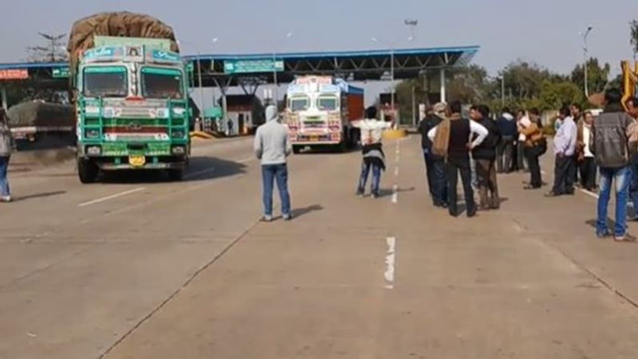 গাড়ির ধাক্কায় মৃত্যু টোলপ্লাজা সুরক্ষা কর্মীর, পলাতক গাড়ির খোঁজে পুলিশ গাড়ির ধাক্কায় মৃত্যু টোলপ্লাজা সুরক্ষা কর্মীর, পলাতক গাড়ির খোঁজে পুলিশ