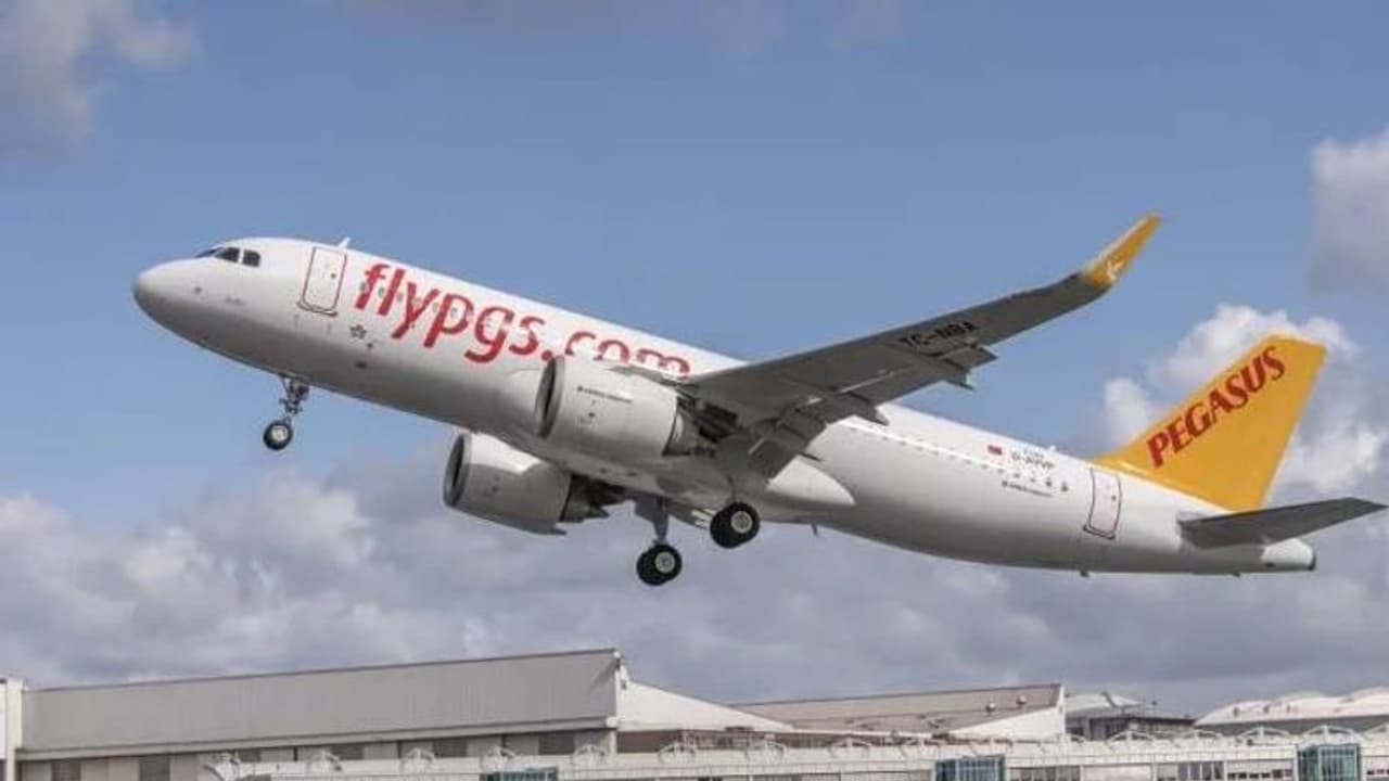 ലാൻഡിങ്ങിനിടെ പെഗാസസ് വിമാനത്തിന്റെ ടയറിന് തീപിടിച്ചു, വൻ ദുരന്തം ഒഴിവായത് തലനാരിഴയ്ക്ക് ലാൻഡിങ്ങിനിടെ പെഗാസസ് വിമാനത്തിന്റെ ടയറിന് തീപിടിച്ചു, വൻ ദുരന്തം ഒഴിവായത് തലനാരിഴയ്ക്ക്