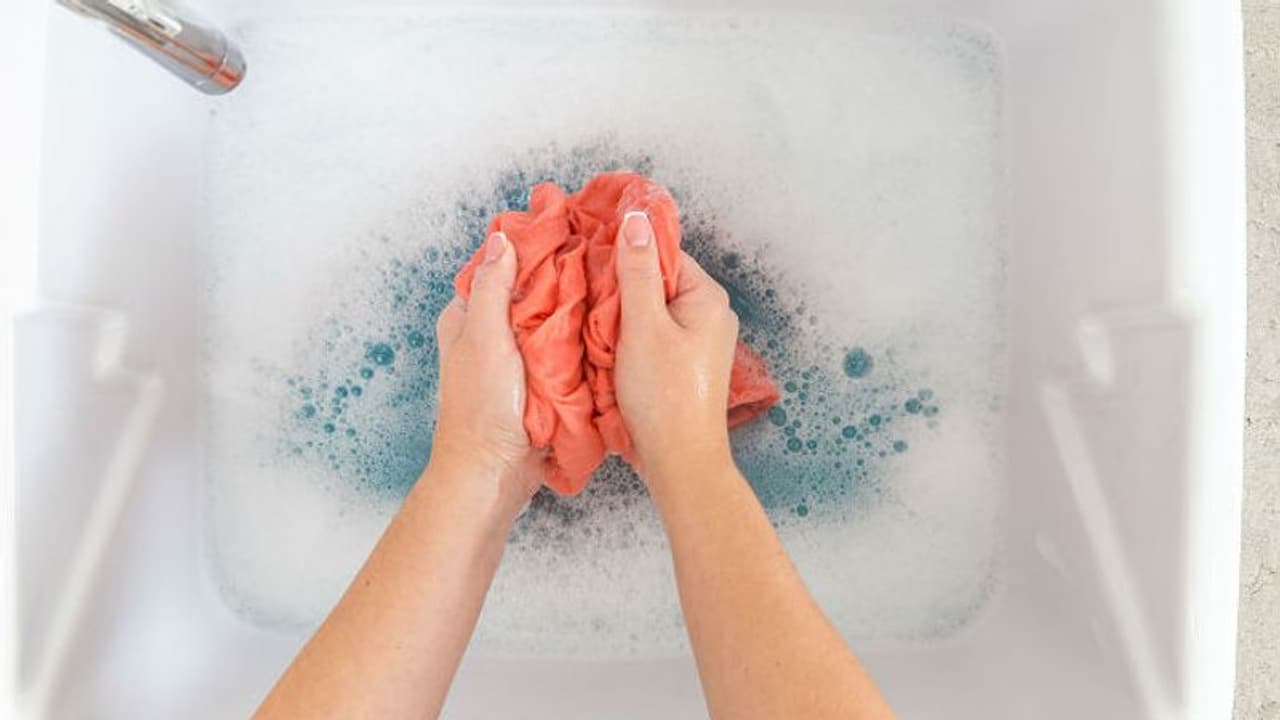 স্নানের পর কাপড় কাচার অভ্যেস আছে? জানেন কি এই ভুল ডেকে আনছে আর্থিক সংকট স্নানের পর কাপড় কাচার অভ্যেস আছে? জানেন কি এই ভুল ডেকে আনছে আর্থিক সংকট