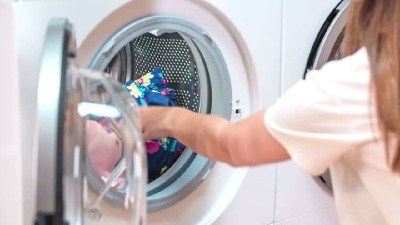 ওয়াশিং মেশিনে কাচার সময় দিয়ে দিন কয়েক টুকরো বরফ, তারপর দেখুন ম্যাজিক! ওয়াশিং মেশিনে কাচার সময় দিয়ে দিন কয়েক টুকরো বরফ, তারপর দেখুন ম্যাজিক!