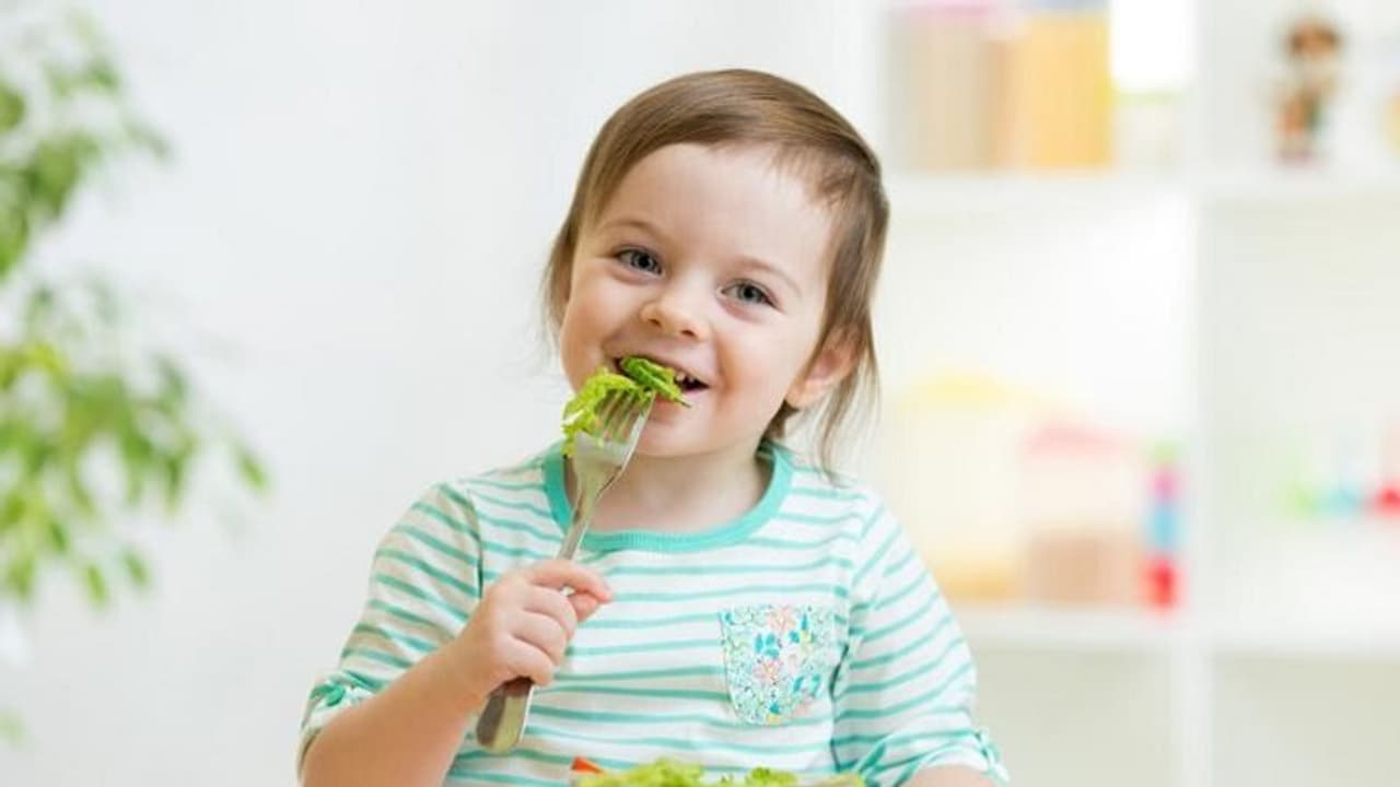 ಮಕ್ಕಳು ಹಸಿದಿದ್ರೂ ಬೇರೆಯವ್ರು ತಿಂಡಿ ಕೇಳಿದ್ರೆ ಖುಷಿಯಿಂದ ಕೊಟ್ಟುಬಿಡ್ತಾರಂತೆ! ಮಕ್ಕಳು ಹಸಿದಿದ್ರೂ ಬೇರೆಯವ್ರು ತಿಂಡಿ ಕೇಳಿದ್ರೆ ಖುಷಿಯಿಂದ ಕೊಟ್ಟುಬಿಡ್ತಾರಂತೆ!