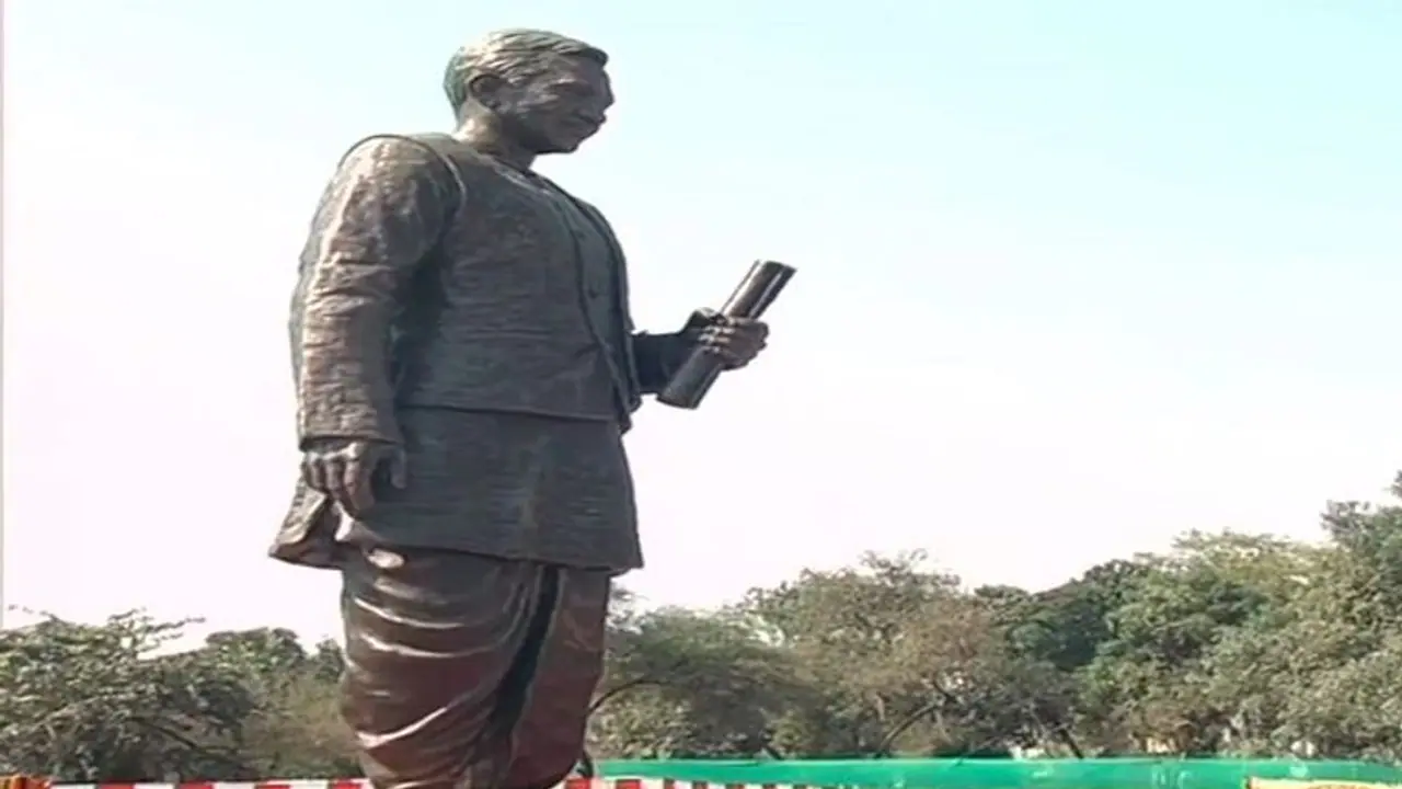 63 ಅಡಿ ಎತ್ತರದ ದೀನ್ ದಯಾಳ್ ಉಪಾಧ್ಯಾಯ ಪ್ರತಿಮೆ ಅನಾವರಣಗೊಳಿಸಿದ ಮೋದಿ