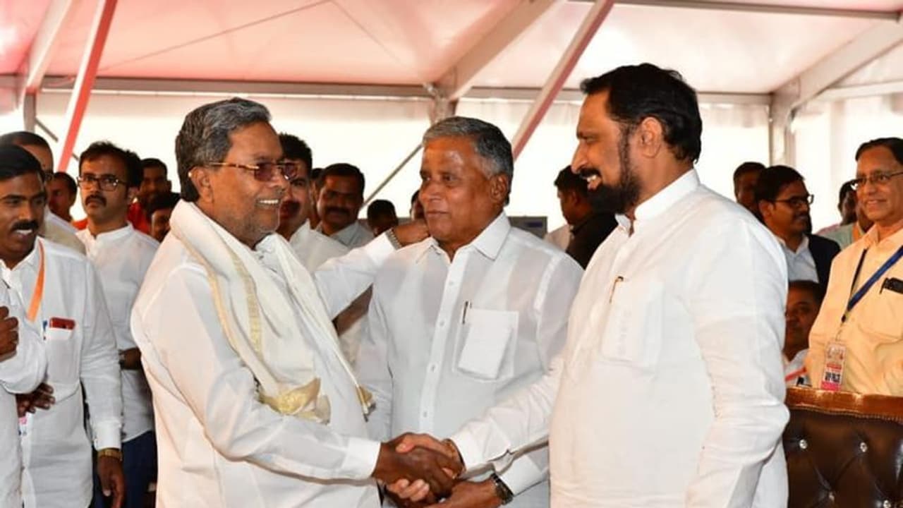 ಗುಣಗಾನ ಮಾಡುತ್ತಲೇ ಬಹಿರಂಗ ವೇದಿಕೆಯಲ್ಲಿ ಸಿದ್ದುಗೆ ಟಾಂಗ್ ಕೊಟ್ಟ ಸೋಮಣ್ಣ ಗುಣಗಾನ ಮಾಡುತ್ತಲೇ ಬಹಿರಂಗ ವೇದಿಕೆಯಲ್ಲಿ ಸಿದ್ದುಗೆ ಟಾಂಗ್ ಕೊಟ್ಟ ಸೋಮಣ್ಣ