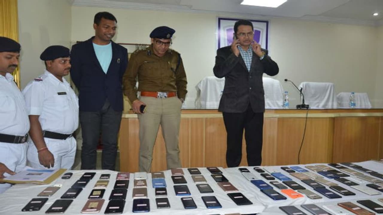 এক মাসে উদ্ধার দুশোর বেশি হারানো মোবাইল, ফোন হারালেও ভরসা পুলিশ এক মাসে উদ্ধার দুশোর বেশি হারানো মোবাইল, ফোন হারালেও ভরসা পুলিশ
